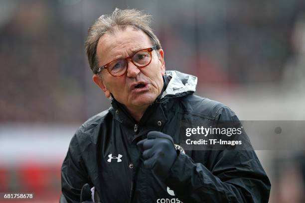 Head coach Ewald Lienen of FC St. Pauli looks on during the Second Bundesliga match between FC St. Pauli and 1. FC Heidenheim 1846 at Millerntor...