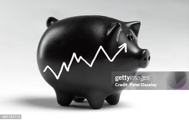 piggy bank with graph going up - saving for a rainy day englische redewendung stock-fotos und bilder