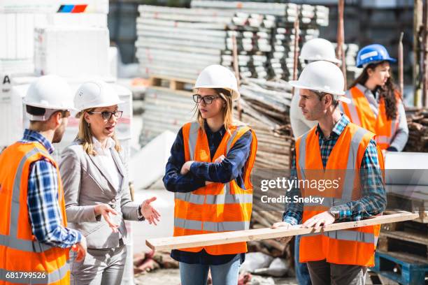 werknemers en zakenman praten - crew stockfoto's en -beelden