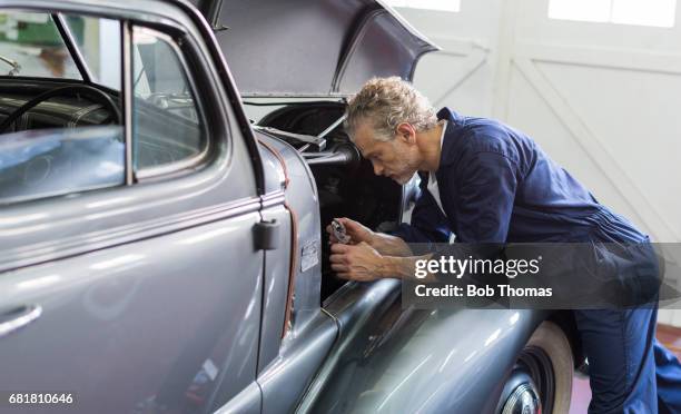 working on a classic car - época histórica imagens e fotografias de stock