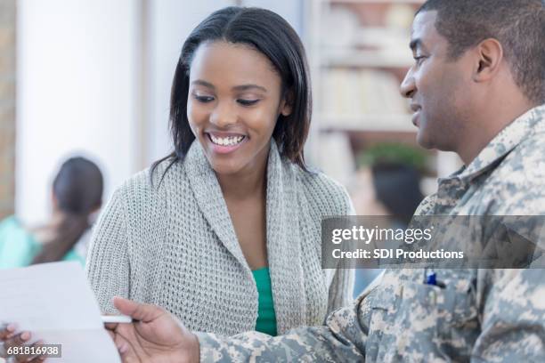 interesse jonge vrouw luistert naar militaire personeelswerver - in dienst gaan stockfoto's en -beelden