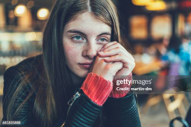 verveeld meisje in café - children restaurant stockfoto's en -beelden