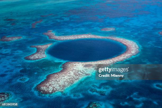 das blue hole belize lighthouse reef naturphänomen luftbild - atoll stock-fotos und bilder