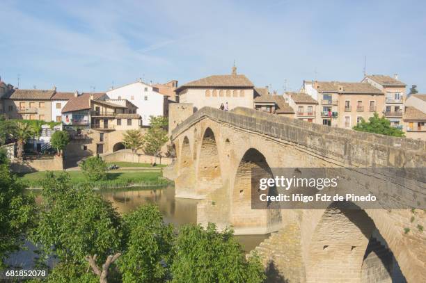 romanesque bridge at puente la reina- navarre- spain - queens bridge stock pictures, royalty-free photos & images