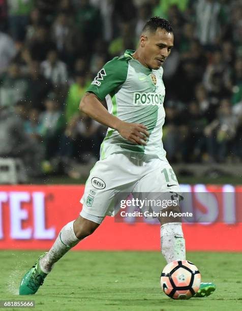 Aldo Ramirez of Nacional controls the ball during a match between Atletico Nacional and Chapecoense as part of CONMEBOL Recopa Sudamericana 2017 at...