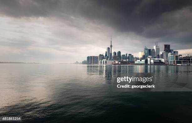 toronto storm skyline - cloudy day office building stockfoto's en -beelden