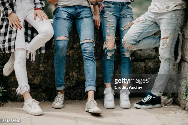 colpo alla gamba di quattro amici - jeans foto e immagini stock