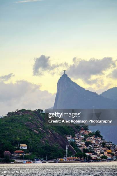 rio de janeiro from niteroi - cristo corcovado fotografías e imágenes de stock