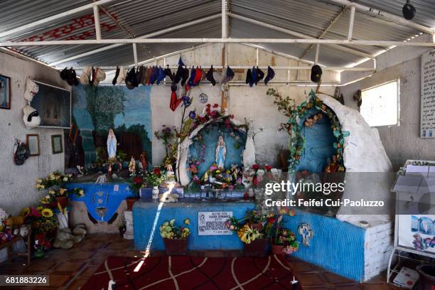 a small chapel near oficina alemania, in atacama region, northern chile - alemania chile stock-fotos und bilder