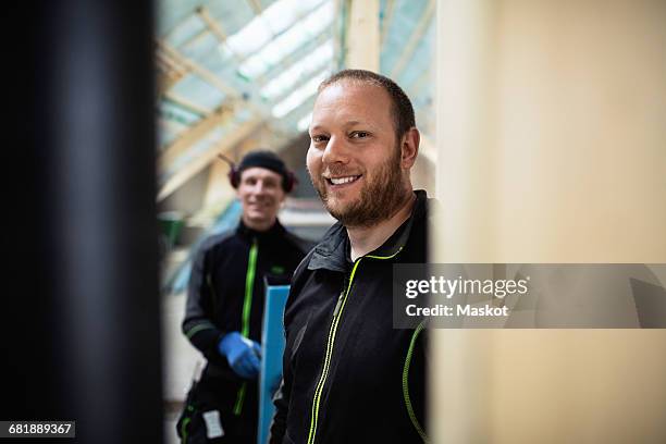 portrait of coworkers in protective clothing at construction site - lions gate celebrates the acquisition of artisan entertainment stockfoto's en -beelden