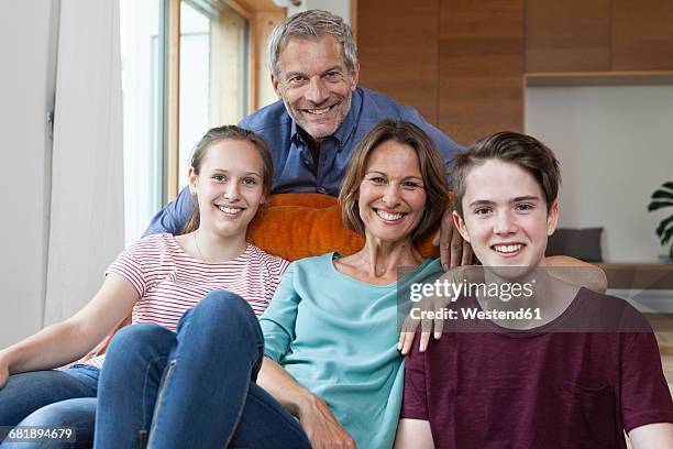 portrait of happy family at home - familie mit zwei kindern stock-fotos und bilder