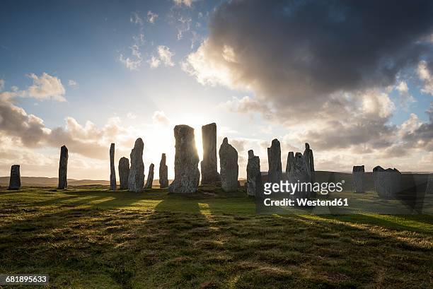 uk, scotland, isle of lewis, callanish, view to formation of standing stones at backlight - stone circle stock pictures, royalty-free photos & images