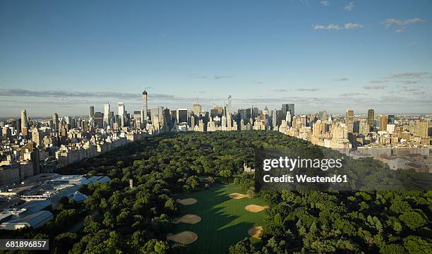 usa, new york city, aerial photograph of central park in manhattan - central park manhattan stock-fotos und bilder