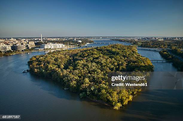 usa, washington, d.c., aerial photograph of roosevelt island in the potomac river - potomac river fotografías e imágenes de stock