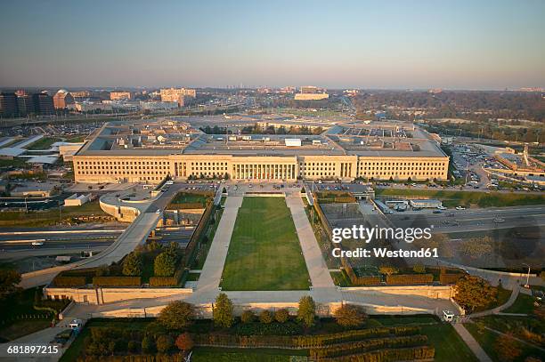 usa, virginia, arlington, aerial photograph of the eastern entrance of the pentagon - pentagono stock-fotos und bilder