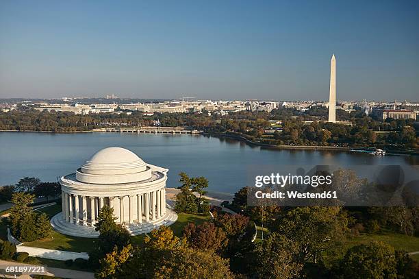 usa, washington, d.c., aerial photograph of the jefferson memorial, tidal basin and washington monument - タイダルベイスン ストックフォトと画像