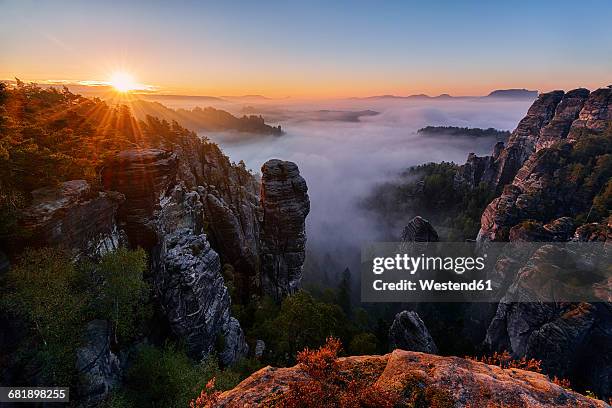 germany, saxon switzerland national park, bastei, hoellenhund at raaber kessel at sunrise - saxony stockfoto's en -beelden