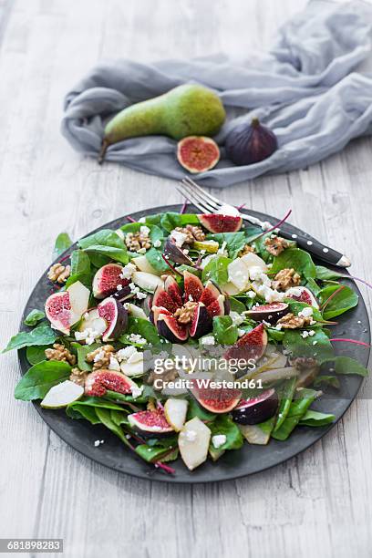platter of baby chard salad with pear, figs, walnuts and feta - ziegenkäse stock-fotos und bilder
