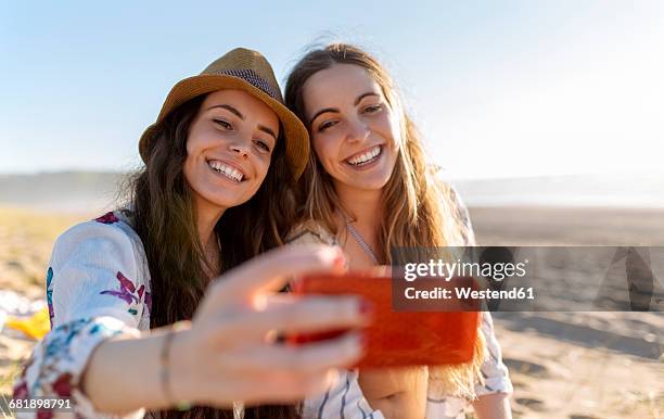 two best friends taking selfie with smartphone on the beach - beach selfie bildbanksfoton och bilder