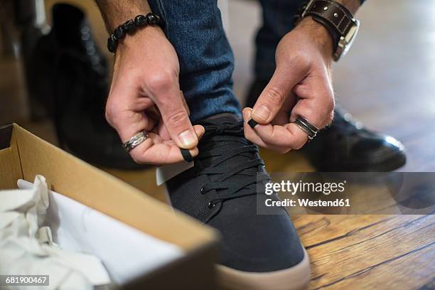 man shopping for shoes - stringa foto e immagini stock