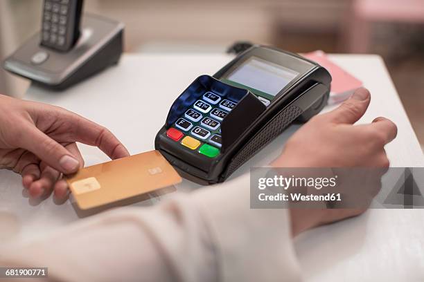 woman using credit card reader - card reader stockfoto's en -beelden