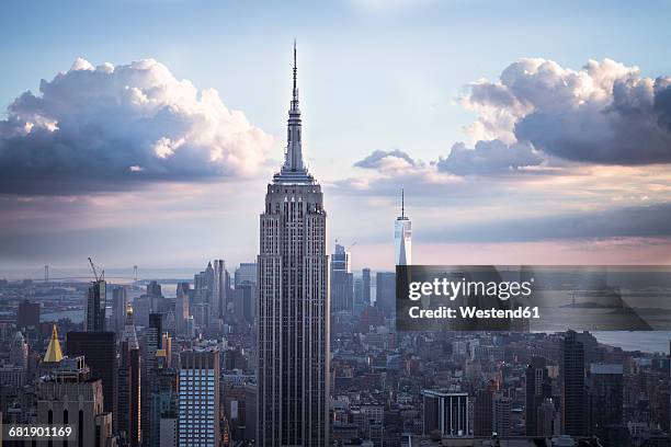 usa, new york city, manhattan skyline with empire state building at sunset - empire state building fotografías e imágenes de stock