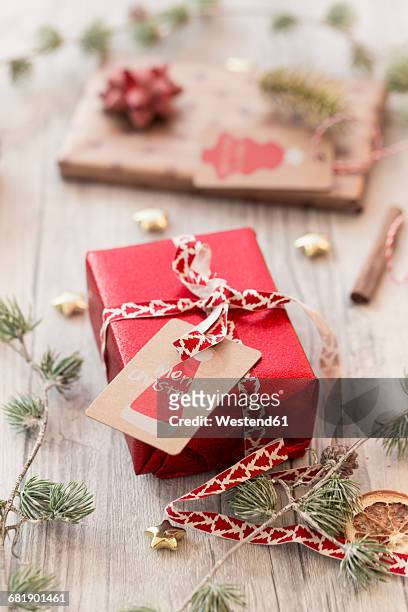 christmas decoration and wrapped presents on wood - gift lounge stock-fotos und bilder