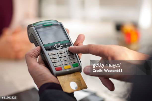 customer paying with credit card - marcar el número de identificación personal fotografías e imágenes de stock