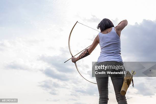 archeress aiming with bow - pfeil und bogen stock-fotos und bilder