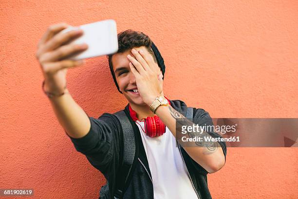 teenager, smiling, selfie, smartphone - teen boys selfie - fotografias e filmes do acervo
