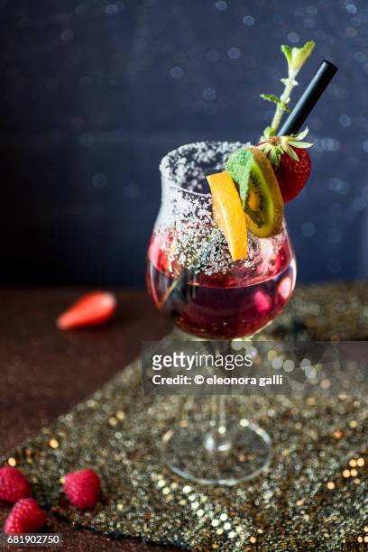 wine cocktail - bicchiere cocktail stockfoto's en -beelden