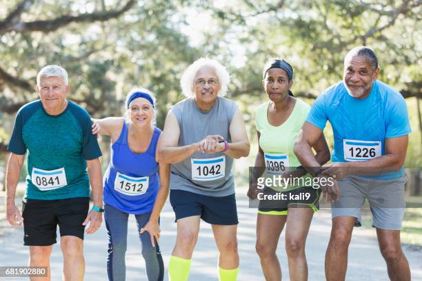 groep van multi-etnische senioren ingesteld te lopen in een race - sporthesje stockfoto's en -beelden