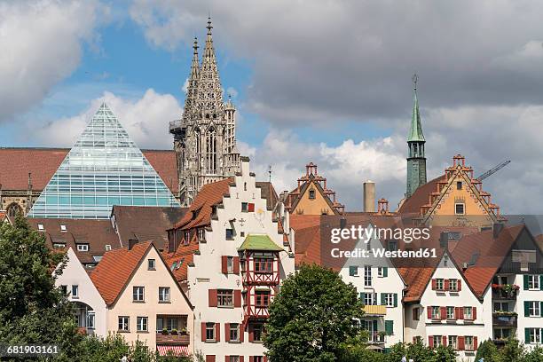 germany, ulm, view to glass pyramide of central library and to ulm minster with houses in the foreground - ulmer münster stock-fotos und bilder