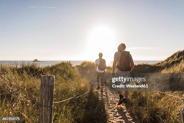 france, bretagne, finistere, crozon peninsula, couple during beach hiking - france beach stock pictures, royalty-free photos & images