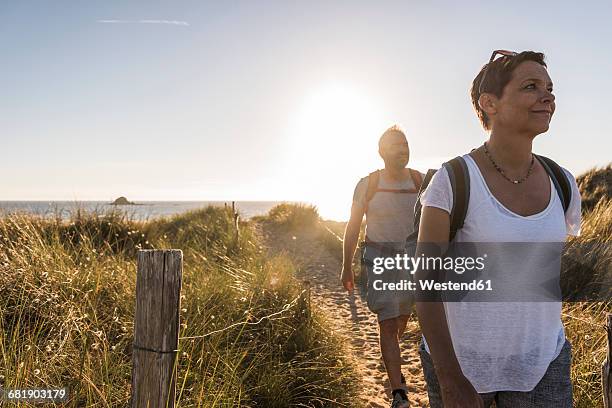 france, bretagne, finistere, crozon peninsula, couple during beach hiking - confident couple stock pictures, royalty-free photos & images