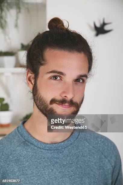 portrait of young man with beard and bun - coque masculino - fotografias e filmes do acervo