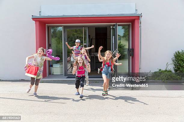 happy pupils leaving school - kind im grundschulalter stock-fotos und bilder