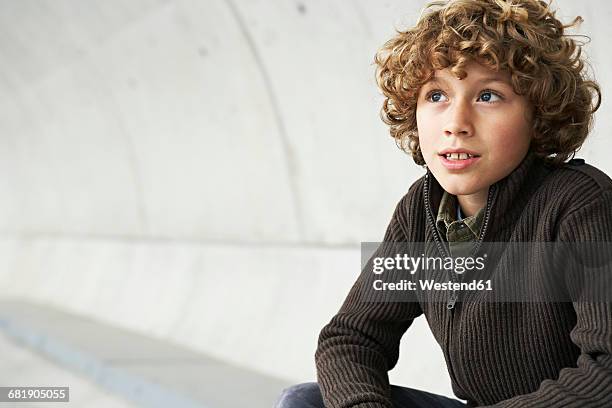 portrait of boy with curly hair - gekruld haar stockfoto's en -beelden