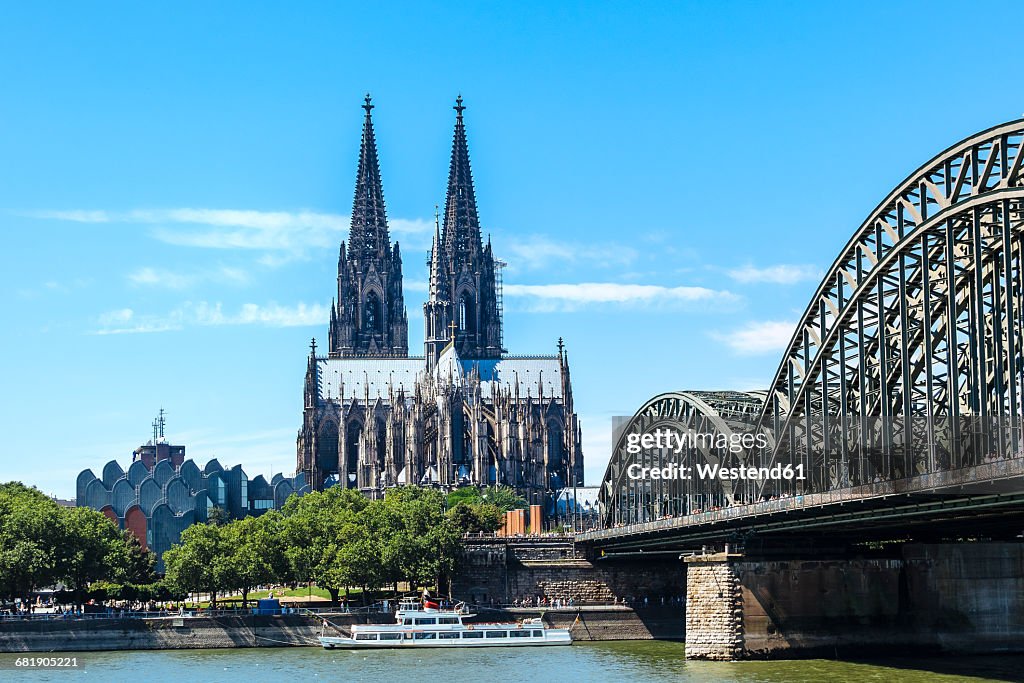 Germany, Cologne, view to Cologne Cathedral and Hohenzollern Bridge