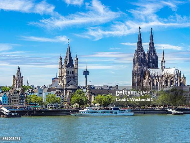 germany, cologne, view to the city with rhine river in the foreground - köln skyline stockfoto's en -beelden