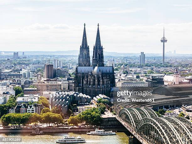 germany, cologne, view to the city with hohenzollern bridge and rhine river in the foreground from above - dome stock-fotos und bilder