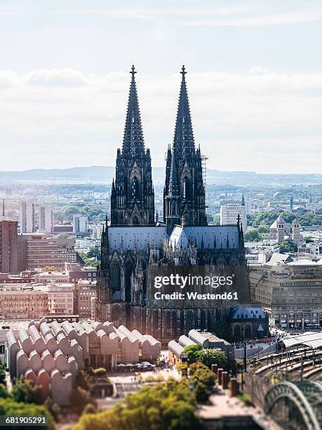 germany, cologne, view to the cologne cathedral and museum ludwig from above - dom van keulen stockfoto's en -beelden