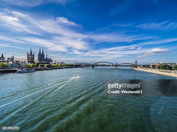 germany, cologne, view to the city with hohenzollern bridge and rhine river in the foreground - rhein foto e immagini stock
