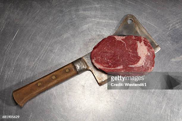raw entrecote, beef steak on cleaver - entrecôte stockfoto's en -beelden