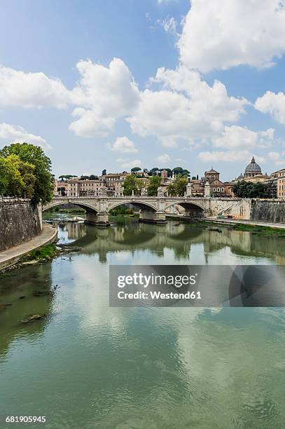 italy, rome, view to the city with cupola of st. peter's basilica and tiber river in the foreground - vaticaanstad staat stockfoto's en -beelden