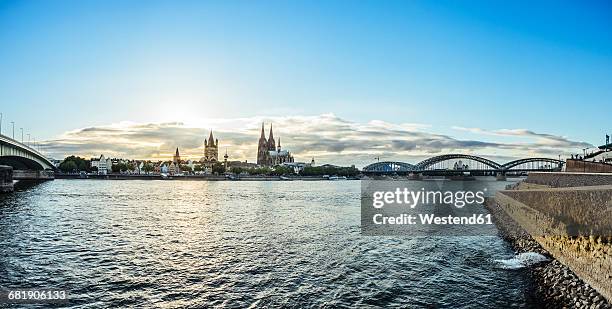 germany, cologne, view to the city with rhine river in the foreground - köln stock-fotos und bilder