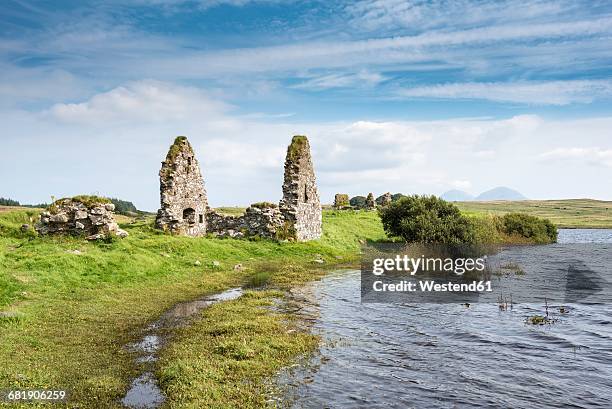 united kingdom, scotland, inner hebrides, isle of islay, finlaggan castle on island of eilean mor - アイラ ストックフォトと画像