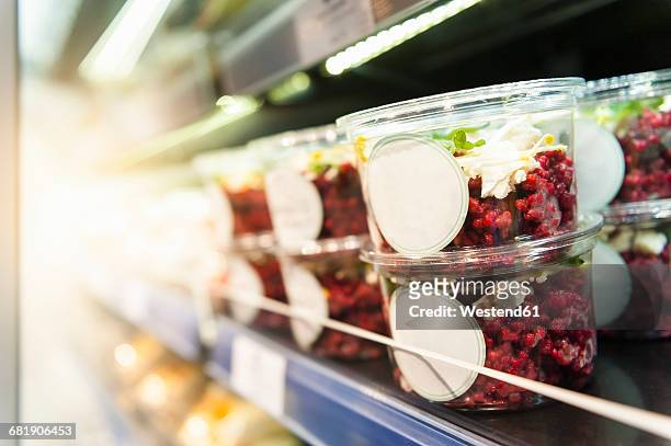 shelf with food in a supermarket - essen in fertigpackung stock-fotos und bilder