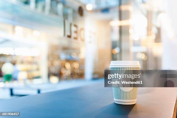 takeaway coffee on counter - onscherpe achtergrond stockfoto's en -beelden