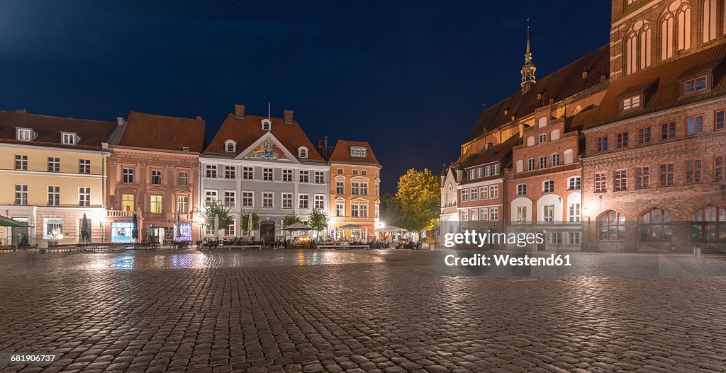 Germany, Mecklenburg-Western Pomerania, Stralsund, Old Town, old market and St. Nicholas' Church in the evening